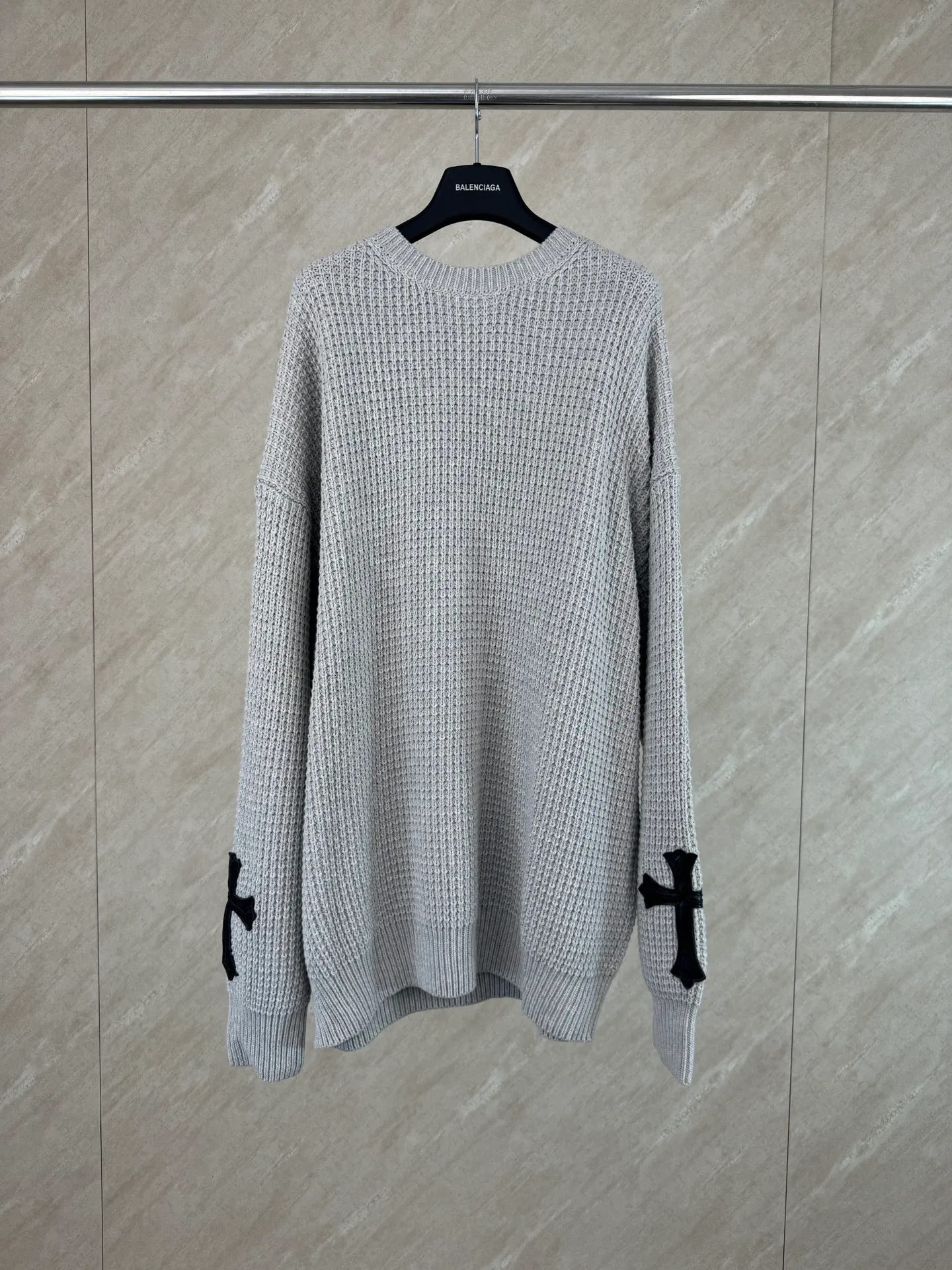 P570 Chrome Hearts cashmere waffle sweater size s m l The main body fabric is made of custom-woven and dyed cashmere and mulberry silk blended yarn. The whole dress takes nearly 200 minutes. The Chrome Hearts cross leather on both sides of the sleeves is genuine sheepskin. The hardware and cross sheepskin are all hand-sewn. The labor cost is extremely high. The back hardware accessories are molded and made to order. They are aged and oxidized.
